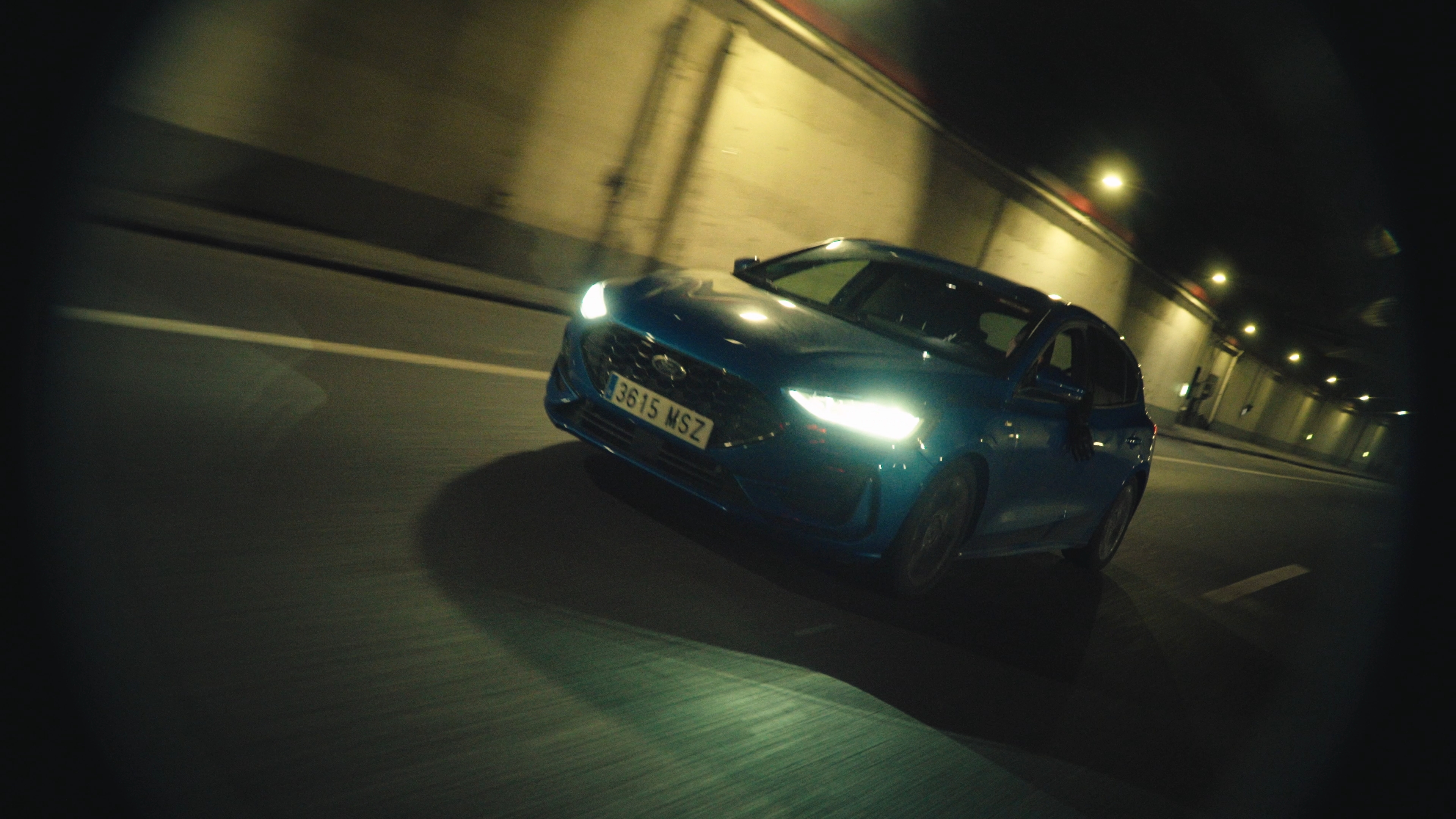 Coche azul en un túnel