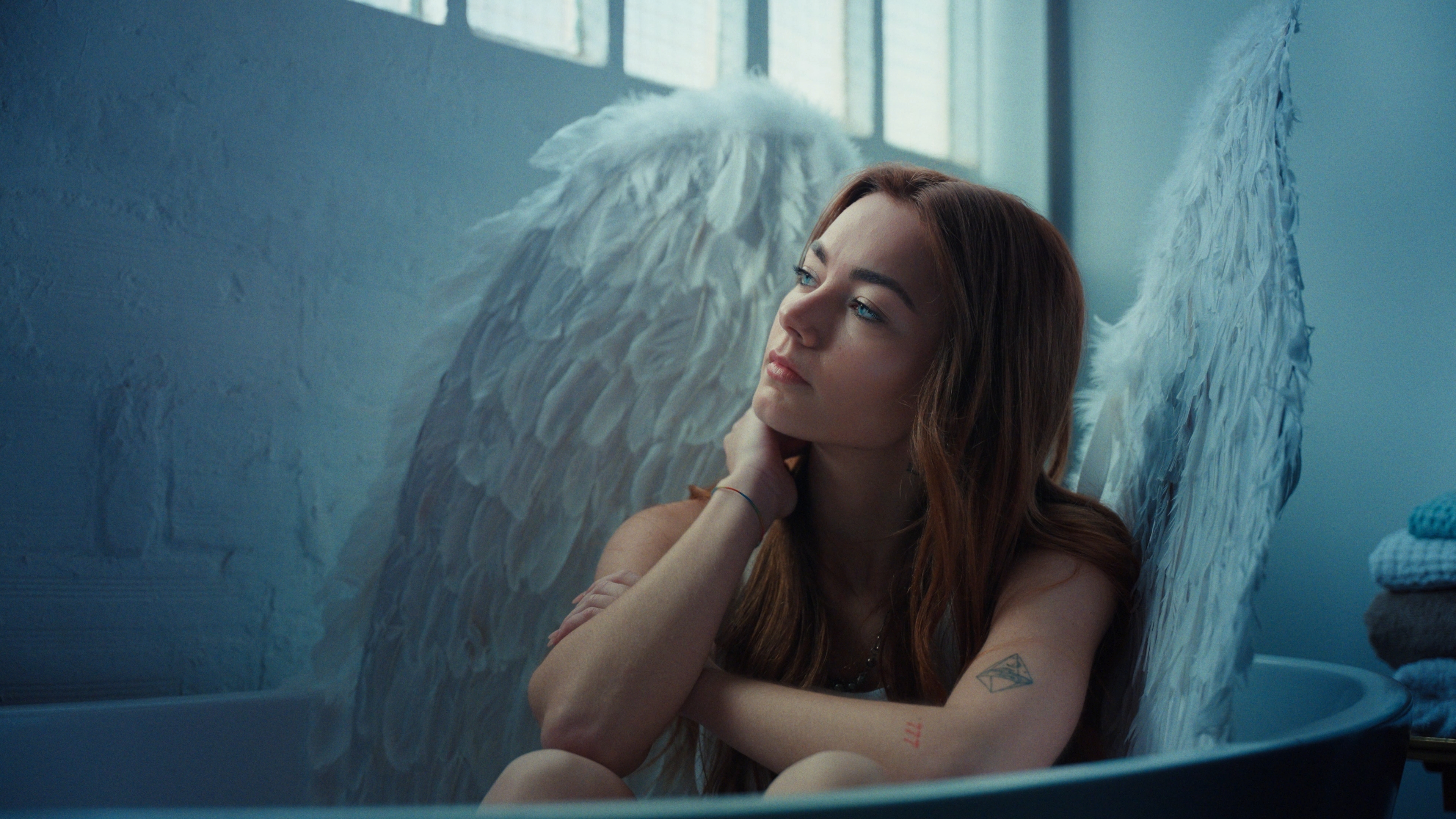 Joanna Crass con alas blancas